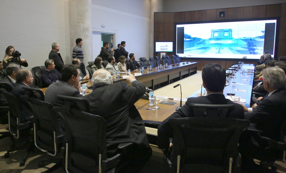 Pelo menos 78 esculturas originais do paranaense João Turin, que fazem parte do acervo do Estado, irão compor o memorial em homenagem ao artista, que será construído no Parque São Loureço, em Curitiba. O governador Carlos Massa Ratinho Junior e o prefeito Rafael Greca assinaram nesta quarta-feira (14), no Palácio Iguaçu, um protocolo de intenções que formaliza o repasse das obras de arte à prefeitura, para que sejam expostas no memorial.
