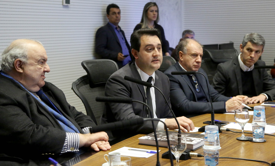 Pelo menos 78 esculturas originais do paranaense João Turin, que fazem parte do acervo do Estado, irão compor o memorial em homenagem ao artista, que será construído no Parque São Loureço, em Curitiba. O governador Carlos Massa Ratinho Junior e o prefeito Rafael Greca assinaram nesta quarta-feira (14), no Palácio Iguaçu, um protocolo de intenções que formaliza o repasse das obras de arte à prefeitura, para que sejam expostas no memorial.