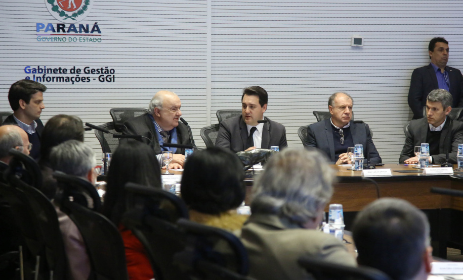 Pelo menos 78 esculturas originais do paranaense João Turin, que fazem parte do acervo do Estado, irão compor o memorial em homenagem ao artista, que será construído no Parque São Loureço, em Curitiba. O governador Carlos Massa Ratinho Junior e o prefeito Rafael Greca assinaram nesta quarta-feira (14), no Palácio Iguaçu, um protocolo de intenções que formaliza o repasse das obras de arte à prefeitura, para que sejam expostas no memorial.