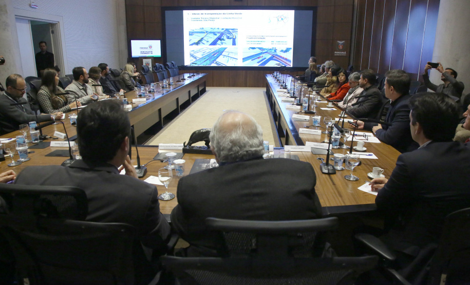 Pelo menos 78 esculturas originais do paranaense João Turin, que fazem parte do acervo do Estado, irão compor o memorial em homenagem ao artista, que será construído no Parque São Loureço, em Curitiba. O governador Carlos Massa Ratinho Junior e o prefeito Rafael Greca assinaram nesta quarta-feira (14), no Palácio Iguaçu, um protocolo de intenções que formaliza o repasse das obras de arte à prefeitura, para que sejam expostas no memorial.