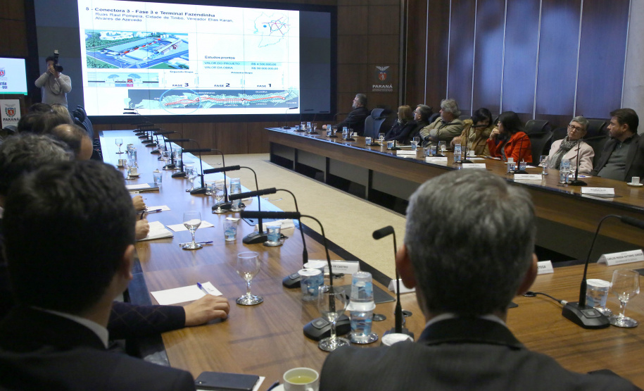 Pelo menos 78 esculturas originais do paranaense João Turin, que fazem parte do acervo do Estado, irão compor o memorial em homenagem ao artista, que será construído no Parque São Loureço, em Curitiba. O governador Carlos Massa Ratinho Junior e o prefeito Rafael Greca assinaram nesta quarta-feira (14), no Palácio Iguaçu, um protocolo de intenções que formaliza o repasse das obras de arte à prefeitura, para que sejam expostas no memorial.