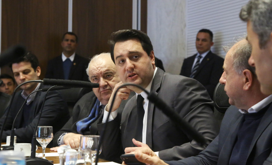 Pelo menos 78 esculturas originais do paranaense João Turin, que fazem parte do acervo do Estado, irão compor o memorial em homenagem ao artista, que será construído no Parque São Loureço, em Curitiba. O governador Carlos Massa Ratinho Junior e o prefeito Rafael Greca assinaram nesta quarta-feira (14), no Palácio Iguaçu, um protocolo de intenções que formaliza o repasse das obras de arte à prefeitura, para que sejam expostas no memorial.