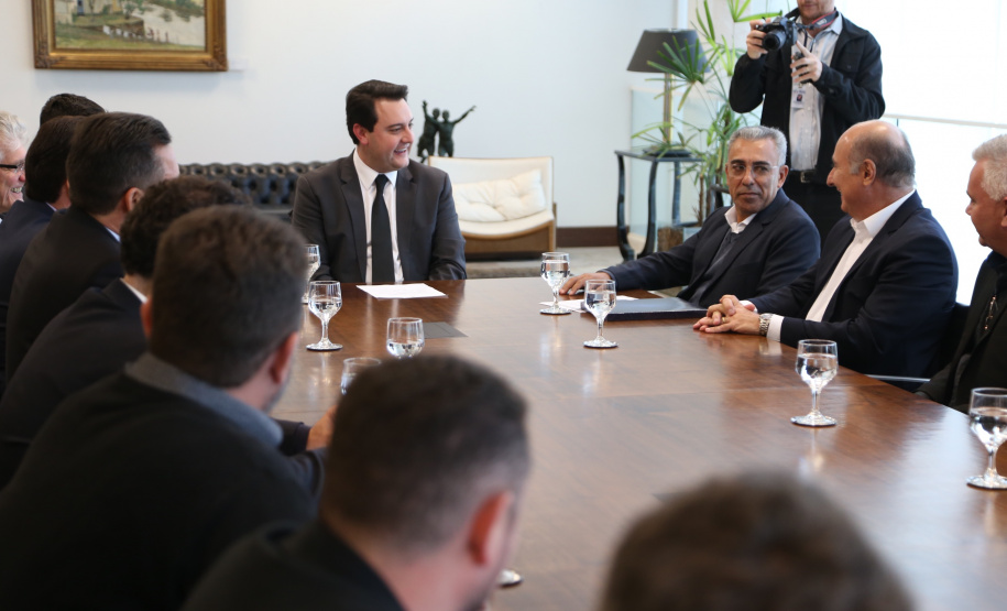 O governador Carlos Massa Ratinho Junior recebeu nesta quarta-feira (14), no Palácio Iguaçu, em Curitiba, o diretor-superintendente da empresa de laticínios Piracanjuba, Cesar Helou. Na reunião, o executivo confirmou dois novos investimentos da Região Sudoeste do Paraná que, somados, atingem o valor de R$ 110 milhões. A previsão é que os empreendimentos gerem 370 empregos diretor.