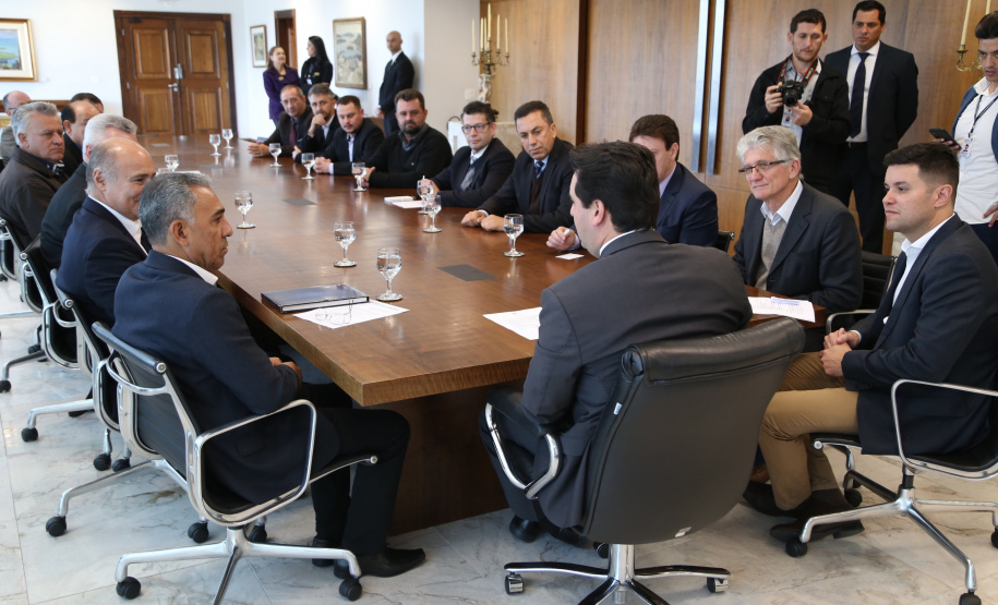 O governador Carlos Massa Ratinho Junior recebeu nesta quarta-feira (14), no Palácio Iguaçu, em Curitiba, o diretor-superintendente da empresa de laticínios Piracanjuba, Cesar Helou. Na reunião, o executivo confirmou dois novos investimentos da Região Sudoeste do Paraná que, somados, atingem o valor de R$ 110 milhões. A previsão é que os empreendimentos gerem 370 empregos diretor.