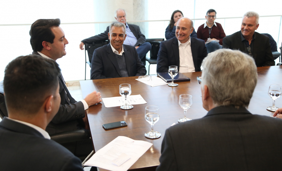 O governador Carlos Massa Ratinho Junior recebeu nesta quarta-feira (14), no Palácio Iguaçu, em Curitiba, o diretor-superintendente da empresa de laticínios Piracanjuba, Cesar Helou. Na reunião, o executivo confirmou dois novos investimentos da Região Sudoeste do Paraná que, somados, atingem o valor de R$ 110 milhões. A previsão é que os empreendimentos gerem 370 empregos diretor.