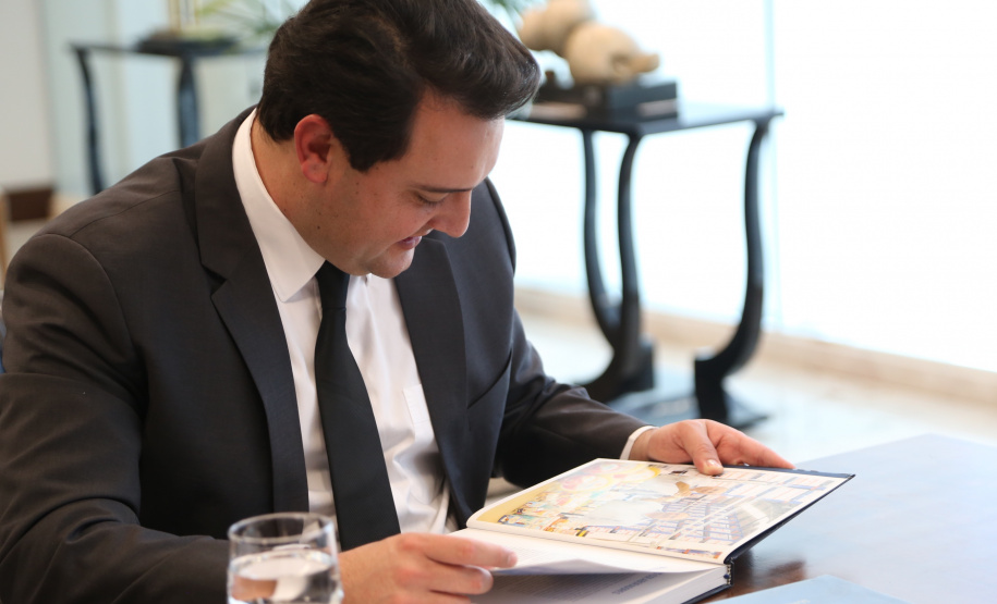 O governador Carlos Massa Ratinho Junior recebeu nesta quarta-feira (14), no Palácio Iguaçu, em Curitiba, o diretor-superintendente da empresa de laticínios Piracanjuba, Cesar Helou. Na reunião, o executivo confirmou dois novos investimentos da Região Sudoeste do Paraná que, somados, atingem o valor de R$ 110 milhões. A previsão é que os empreendimentos gerem 370 empregos diretor.