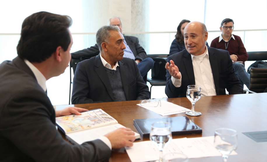 O governador Carlos Massa Ratinho Junior recebeu nesta quarta-feira (14), no Palácio Iguaçu, em Curitiba, o diretor-superintendente da empresa de laticínios Piracanjuba, Cesar Helou. Na reunião, o executivo confirmou dois novos investimentos da Região Sudoeste do Paraná que, somados, atingem o valor de R$ 110 milhões. A previsão é que os empreendimentos gerem 370 empregos diretor.