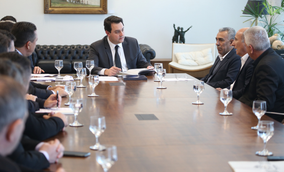 O governador Carlos Massa Ratinho Junior recebeu nesta quarta-feira (14), no Palácio Iguaçu, em Curitiba, o diretor-superintendente da empresa de laticínios Piracanjuba, Cesar Helou. Na reunião, o executivo confirmou dois novos investimentos da Região Sudoeste do Paraná que, somados, atingem o valor de R$ 110 milhões. A previsão é que os empreendimentos gerem 370 empregos diretor.