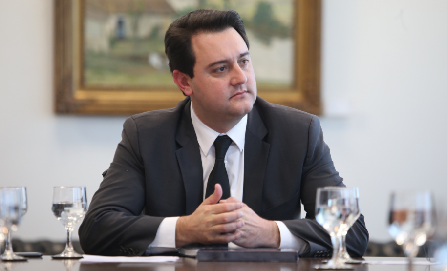 O governador Carlos Massa Ratinho Junior recebeu nesta quarta-feira (14), no Palácio Iguaçu, em Curitiba, o diretor-superintendente da empresa de laticínios Piracanjuba, Cesar Helou. Na reunião, o executivo confirmou dois novos investimentos da Região Sudoeste do Paraná que, somados, atingem o valor de R$ 110 milhões. A previsão é que os empreendimentos gerem 370 empregos diretor.