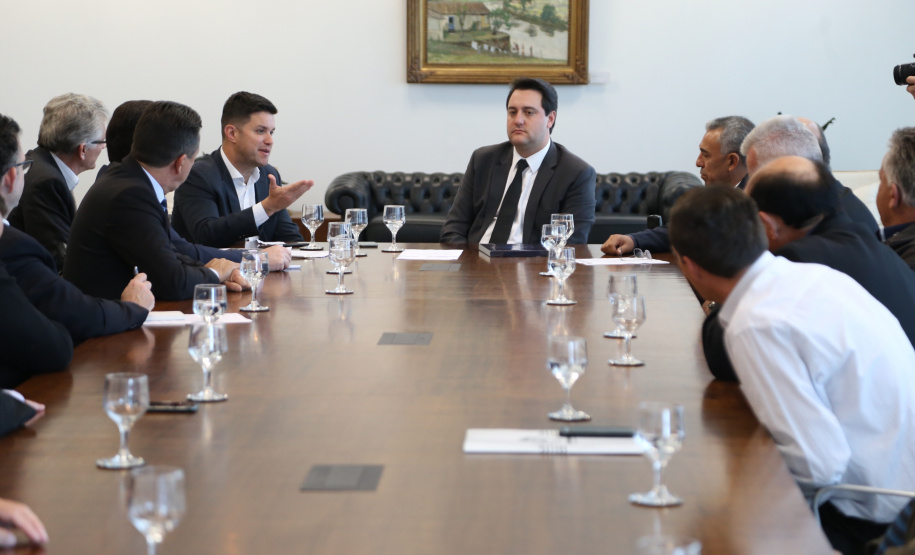 O governador Carlos Massa Ratinho Junior recebeu nesta quarta-feira (14), no Palácio Iguaçu, em Curitiba, o diretor-superintendente da empresa de laticínios Piracanjuba, Cesar Helou. Na reunião, o executivo confirmou dois novos investimentos da Região Sudoeste do Paraná que, somados, atingem o valor de R$ 110 milhões. A previsão é que os empreendimentos gerem 370 empregos diretor.