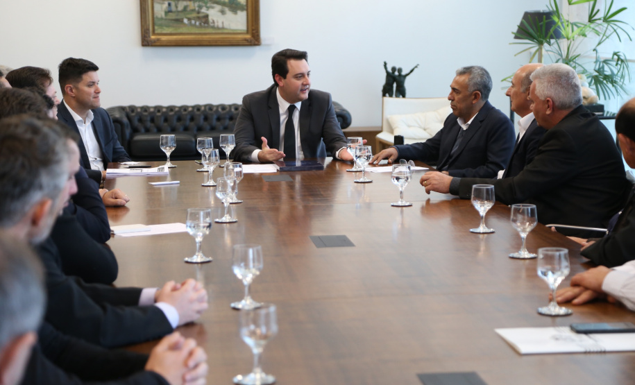 O governador Carlos Massa Ratinho Junior recebeu nesta quarta-feira (14), no Palácio Iguaçu, em Curitiba, o diretor-superintendente da empresa de laticínios Piracanjuba, Cesar Helou. Na reunião, o executivo confirmou dois novos investimentos da Região Sudoeste do Paraná que, somados, atingem o valor de R$ 110 milhões. A previsão é que os empreendimentos gerem 370 empregos diretor.