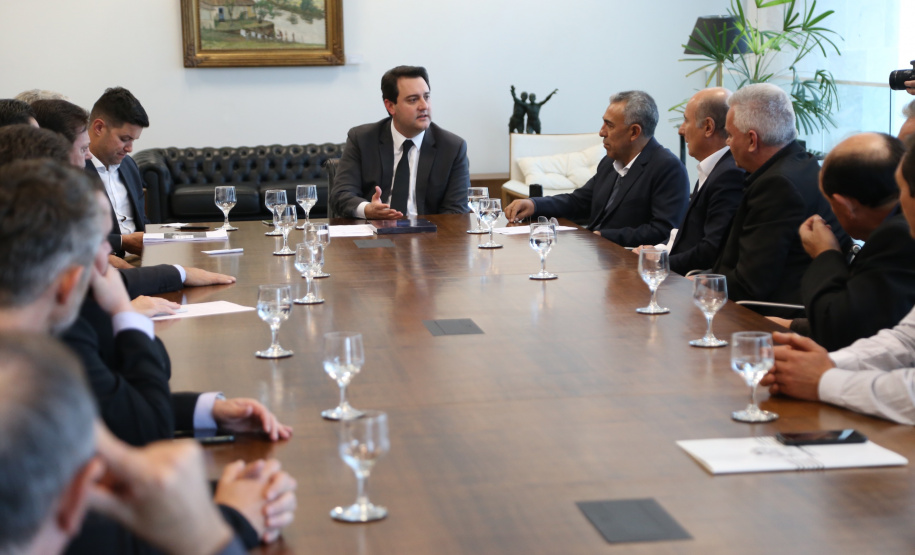 O governador Carlos Massa Ratinho Junior recebeu nesta quarta-feira (14), no Palácio Iguaçu, em Curitiba, o diretor-superintendente da empresa de laticínios Piracanjuba, Cesar Helou. Na reunião, o executivo confirmou dois novos investimentos da Região Sudoeste do Paraná que, somados, atingem o valor de R$ 110 milhões. A previsão é que os empreendimentos gerem 370 empregos diretor.