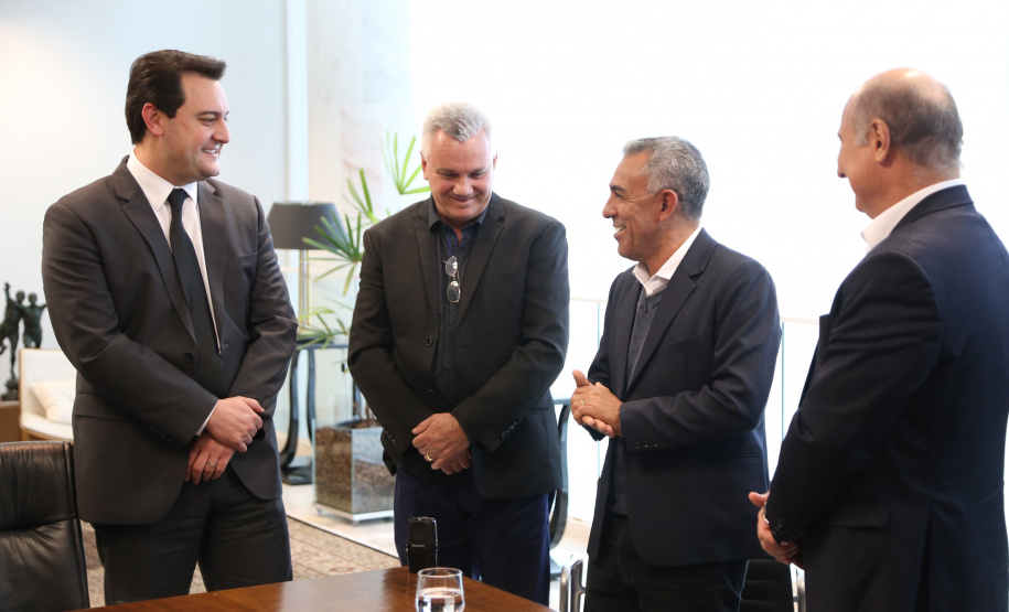 O governador Carlos Massa Ratinho Junior recebeu nesta quarta-feira (14), no Palácio Iguaçu, em Curitiba, o diretor-superintendente da empresa de laticínios Piracanjuba, Cesar Helou. Na reunião, o executivo confirmou dois novos investimentos da Região Sudoeste do Paraná que, somados, atingem o valor de R$ 110 milhões. A previsão é que os empreendimentos gerem 370 empregos diretor.