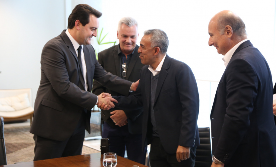O governador Carlos Massa Ratinho Junior recebeu nesta quarta-feira (14), no Palácio Iguaçu, em Curitiba, o diretor-superintendente da empresa de laticínios Piracanjuba, Cesar Helou. Na reunião, o executivo confirmou dois novos investimentos da Região Sudoeste do Paraná que, somados, atingem o valor de R$ 110 milhões. A previsão é que os empreendimentos gerem 370 empregos diretor.