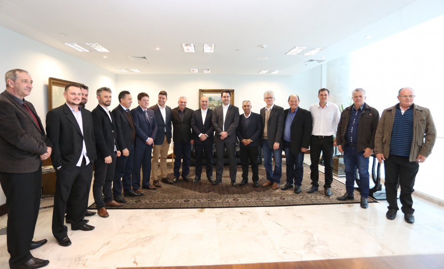 O governador Carlos Massa Ratinho Junior recebeu nesta quarta-feira (14), no Palácio Iguaçu, em Curitiba, o diretor-superintendente da empresa de laticínios Piracanjuba, Cesar Helou. Na reunião, o executivo confirmou dois novos investimentos da Região Sudoeste do Paraná que, somados, atingem o valor de R$ 110 milhões. A previsão é que os empreendimentos gerem 370 empregos diretor.