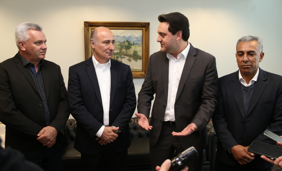 O governador Carlos Massa Ratinho Junior recebeu nesta quarta-feira (14), no Palácio Iguaçu, em Curitiba, o diretor-superintendente da empresa de laticínios Piracanjuba, Cesar Helou. Na reunião, o executivo confirmou dois novos investimentos da Região Sudoeste do Paraná que, somados, atingem o valor de R$ 110 milhões. A previsão é que os empreendimentos gerem 370 empregos diretor.