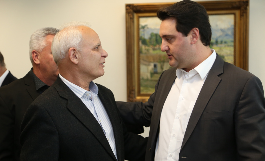 O governador Carlos Massa Ratinho Junior recebeu nesta quarta-feira (14), no Palácio Iguaçu, em Curitiba, o diretor-superintendente da empresa de laticínios Piracanjuba, Cesar Helou. Na reunião, o executivo confirmou dois novos investimentos da Região Sudoeste do Paraná que, somados, atingem o valor de R$ 110 milhões. A previsão é que os empreendimentos gerem 370 empregos diretor.