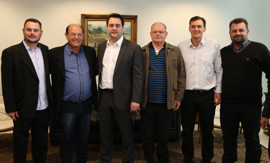 O governador Carlos Massa Ratinho Junior recebeu nesta quarta-feira (14), no Palácio Iguaçu, em Curitiba, o diretor-superintendente da empresa de laticínios Piracanjuba, Cesar Helou. Na reunião, o executivo confirmou dois novos investimentos da Região Sudoeste do Paraná que, somados, atingem o valor de R$ 110 milhões. A previsão é que os empreendimentos gerem 370 empregos diretor.