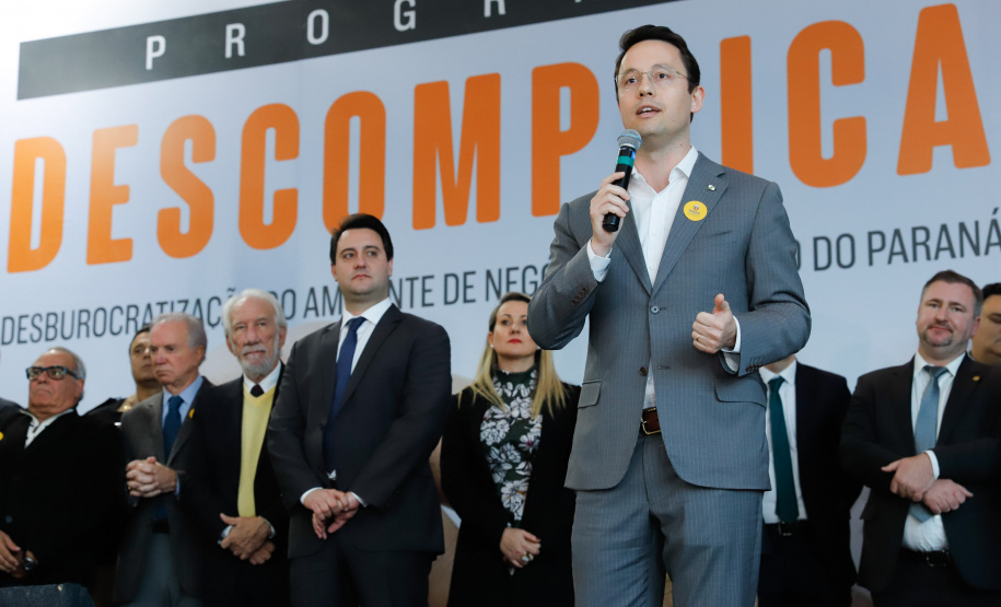 O governador Carlos Massa Ratinho Junior e o chefe da Casa Civil, Guto Silva, lançaram nesta quarta-feira (14), no Palácio Iguaçu, o programa Descomplica, iniciativa de caráter permanente do Governo do Estado para simplificar e desburocratizar a vida dos empreendedores.
