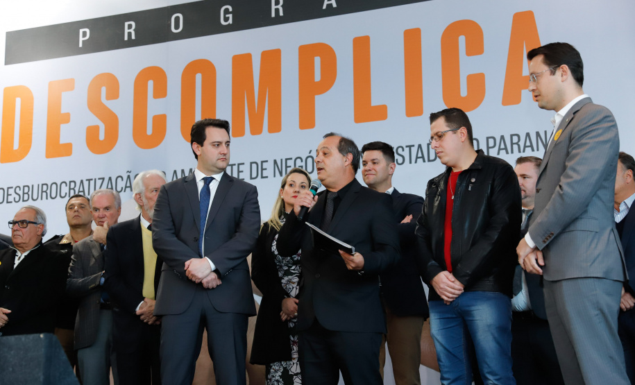 O governador Carlos Massa Ratinho Junior e o chefe da Casa Civil, Guto Silva, lançaram nesta quarta-feira (14), no Palácio Iguaçu, o programa Descomplica, iniciativa de caráter permanente do Governo do Estado para simplificar e desburocratizar a vida dos empreendedores.