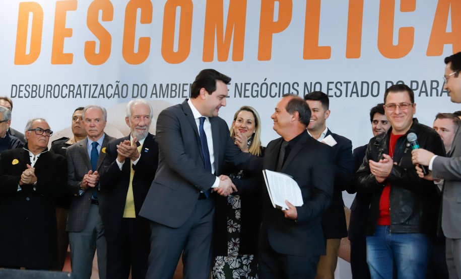 O governador Carlos Massa Ratinho Junior e o chefe da Casa Civil, Guto Silva, lançaram nesta quarta-feira (14), no Palácio Iguaçu, o programa Descomplica, iniciativa de caráter permanente do Governo do Estado para simplificar e desburocratizar a vida dos empreendedores.