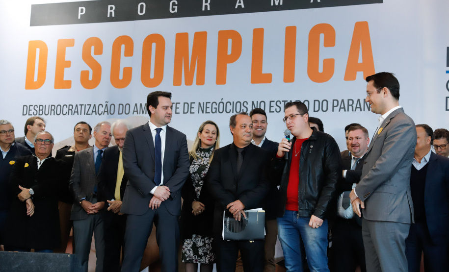 O governador Carlos Massa Ratinho Junior e o chefe da Casa Civil, Guto Silva, lançaram nesta quarta-feira (14), no Palácio Iguaçu, o programa Descomplica, iniciativa de caráter permanente do Governo do Estado para simplificar e desburocratizar a vida dos empreendedores.