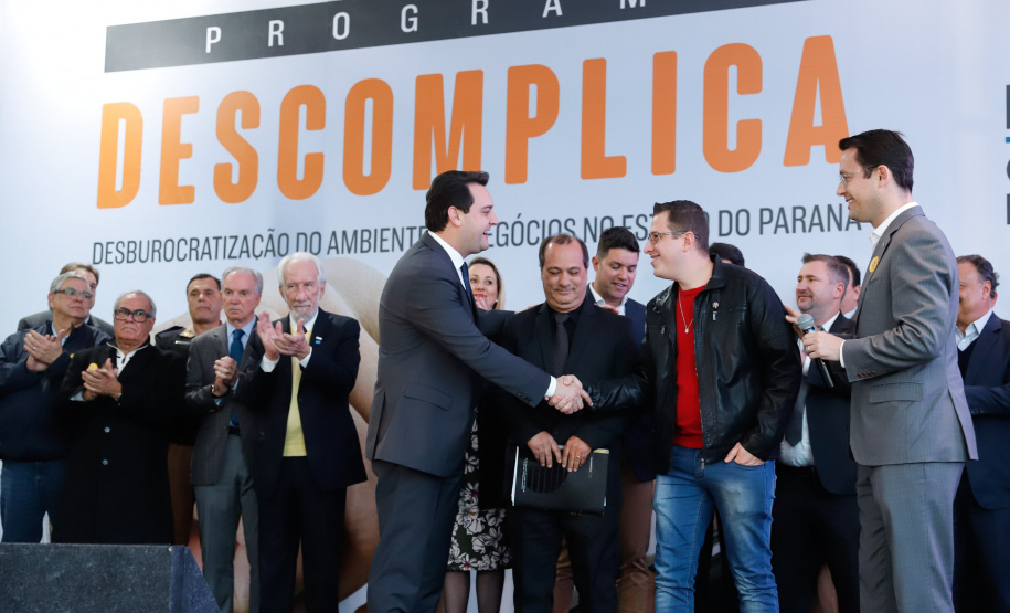O governador Carlos Massa Ratinho Junior e o chefe da Casa Civil, Guto Silva, lançaram nesta quarta-feira (14), no Palácio Iguaçu, o programa Descomplica, iniciativa de caráter permanente do Governo do Estado para simplificar e desburocratizar a vida dos empreendedores.
