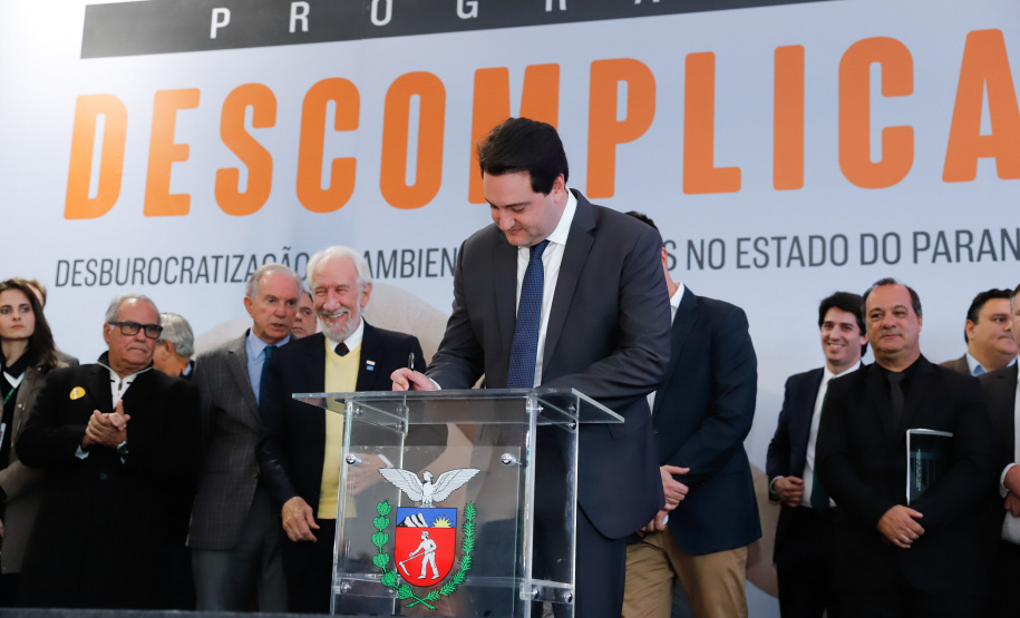 O governador Carlos Massa Ratinho Junior e o chefe da Casa Civil, Guto Silva, lançaram nesta quarta-feira (14), no Palácio Iguaçu, o programa Descomplica, iniciativa de caráter permanente do Governo do Estado para simplificar e desburocratizar a vida dos empreendedores.
