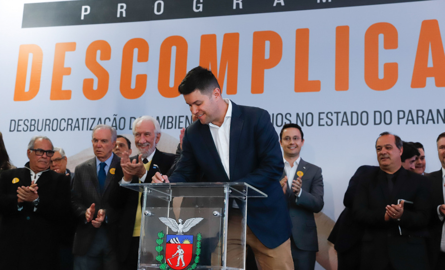 O governador Carlos Massa Ratinho Junior e o chefe da Casa Civil, Guto Silva, lançaram nesta quarta-feira (14), no Palácio Iguaçu, o programa Descomplica, iniciativa de caráter permanente do Governo do Estado para simplificar e desburocratizar a vida dos empreendedores.