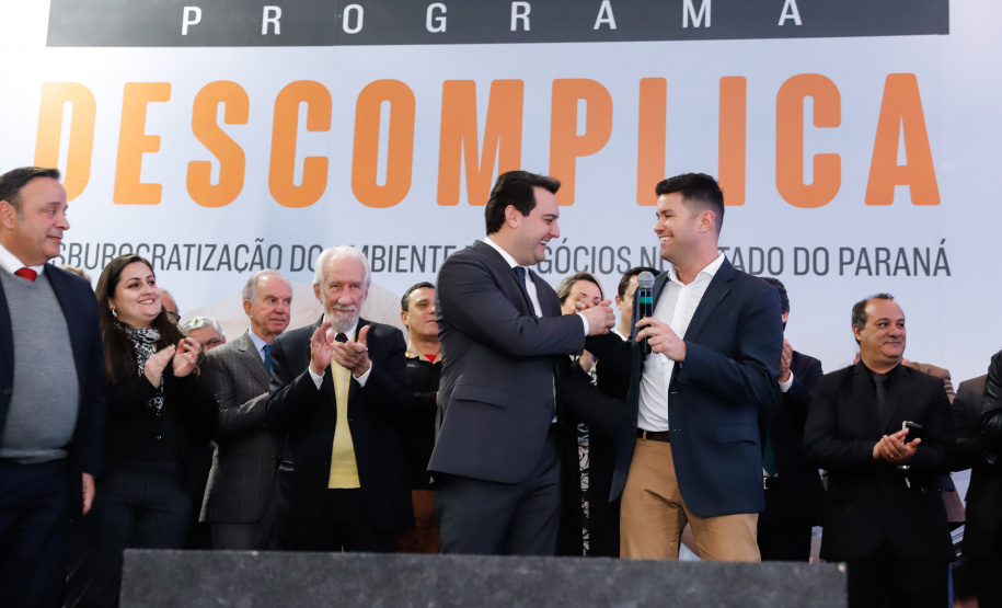 O governador Carlos Massa Ratinho Junior e o chefe da Casa Civil, Guto Silva, lançaram nesta quarta-feira (14), no Palácio Iguaçu, o programa Descomplica, iniciativa de caráter permanente do Governo do Estado para simplificar e desburocratizar a vida dos empreendedores.