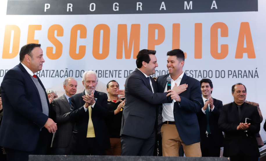 O governador Carlos Massa Ratinho Junior e o chefe da Casa Civil, Guto Silva, lançaram nesta quarta-feira (14), no Palácio Iguaçu, o programa Descomplica, iniciativa de caráter permanente do Governo do Estado para simplificar e desburocratizar a vida dos empreendedores.