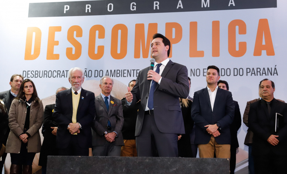 O governador Carlos Massa Ratinho Junior e o chefe da Casa Civil, Guto Silva, lançaram nesta quarta-feira (14), no Palácio Iguaçu, o programa Descomplica, iniciativa de caráter permanente do Governo do Estado para simplificar e desburocratizar a vida dos empreendedores.