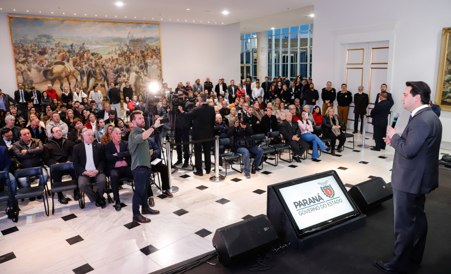 O governador Carlos Massa Ratinho Junior e o chefe da Casa Civil, Guto Silva, lançaram nesta quarta-feira (14), no Palácio Iguaçu, o programa Descomplica, iniciativa de caráter permanente do Governo do Estado para simplificar e desburocratizar a vida dos empreendedores.