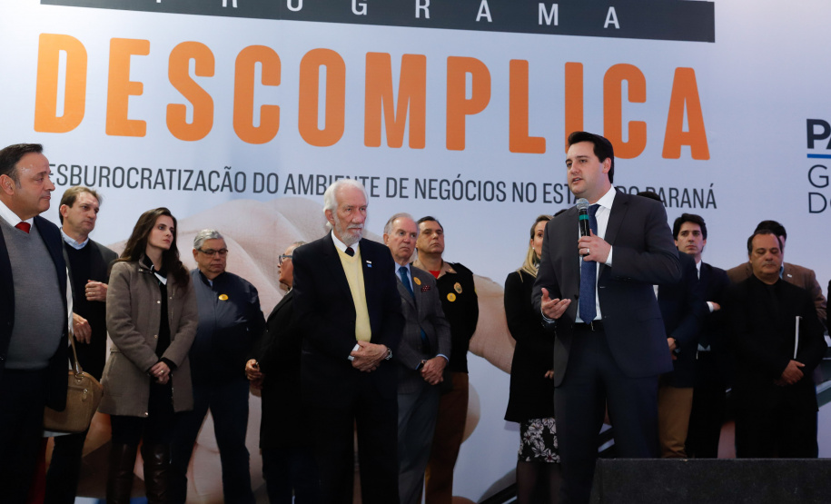 O governador Carlos Massa Ratinho Junior e o chefe da Casa Civil, Guto Silva, lançaram nesta quarta-feira (14), no Palácio Iguaçu, o programa Descomplica, iniciativa de caráter permanente do Governo do Estado para simplificar e desburocratizar a vida dos empreendedores.