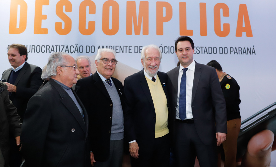 O governador Carlos Massa Ratinho Junior e o chefe da Casa Civil, Guto Silva, lançaram nesta quarta-feira (14), no Palácio Iguaçu, o programa Descomplica, iniciativa de caráter permanente do Governo do Estado para simplificar e desburocratizar a vida dos empreendedores.