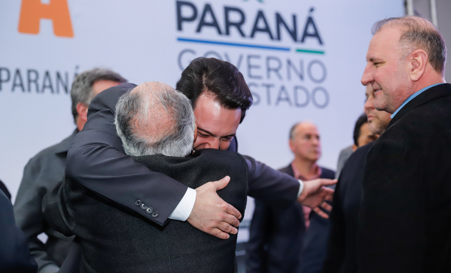 O governador Carlos Massa Ratinho Junior e o chefe da Casa Civil, Guto Silva, lançaram nesta quarta-feira (14), no Palácio Iguaçu, o programa Descomplica, iniciativa de caráter permanente do Governo do Estado para simplificar e desburocratizar a vida dos empreendedores.