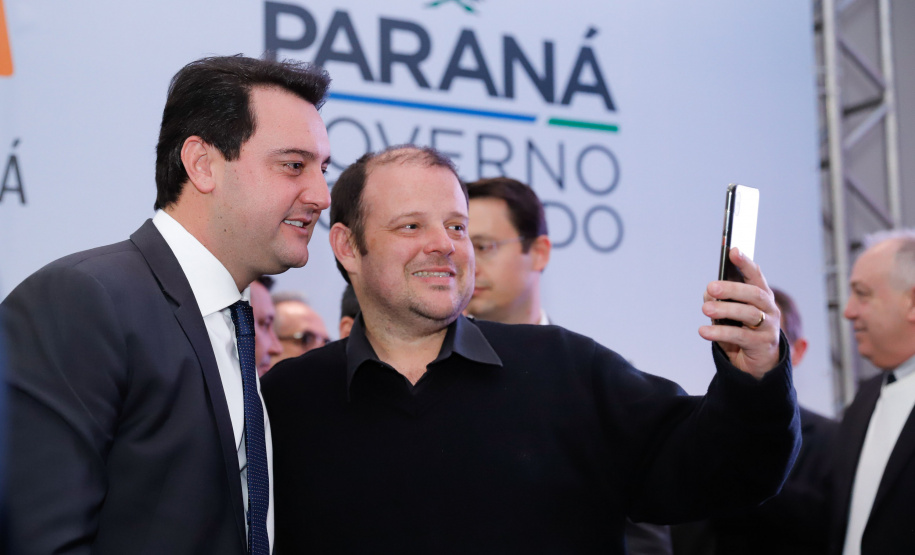 O governador Carlos Massa Ratinho Junior e o chefe da Casa Civil, Guto Silva, lançaram nesta quarta-feira (14), no Palácio Iguaçu, o programa Descomplica, iniciativa de caráter permanente do Governo do Estado para simplificar e desburocratizar a vida dos empreendedores.