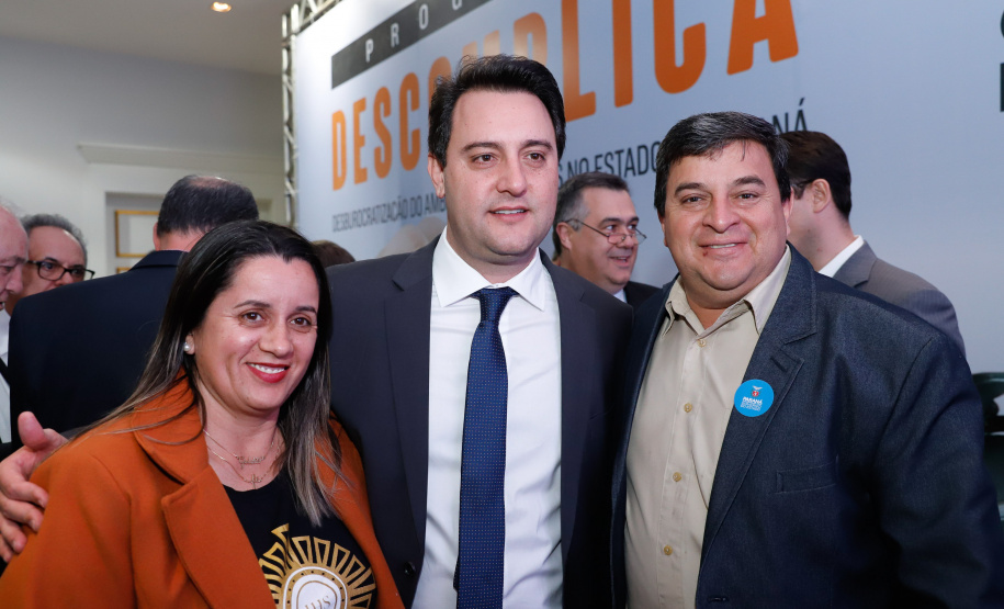 O governador Carlos Massa Ratinho Junior e o chefe da Casa Civil, Guto Silva, lançaram nesta quarta-feira (14), no Palácio Iguaçu, o programa Descomplica, iniciativa de caráter permanente do Governo do Estado para simplificar e desburocratizar a vida dos empreendedores.