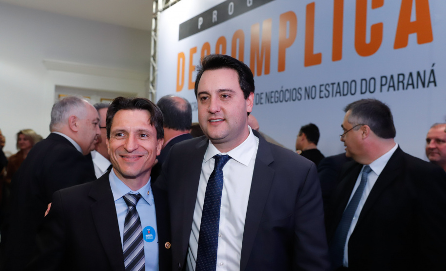 O governador Carlos Massa Ratinho Junior e o chefe da Casa Civil, Guto Silva, lançaram nesta quarta-feira (14), no Palácio Iguaçu, o programa Descomplica, iniciativa de caráter permanente do Governo do Estado para simplificar e desburocratizar a vida dos empreendedores.