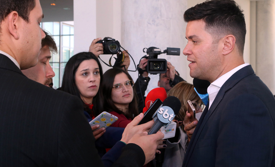 O governador Carlos Massa Ratinho Junior e o chefe da Casa Civil, Guto Silva, lançaram nesta quarta-feira (14), no Palácio Iguaçu, o programa Descomplica, iniciativa de caráter permanente do Governo do Estado para simplificar e desburocratizar a vida dos empreendedores.