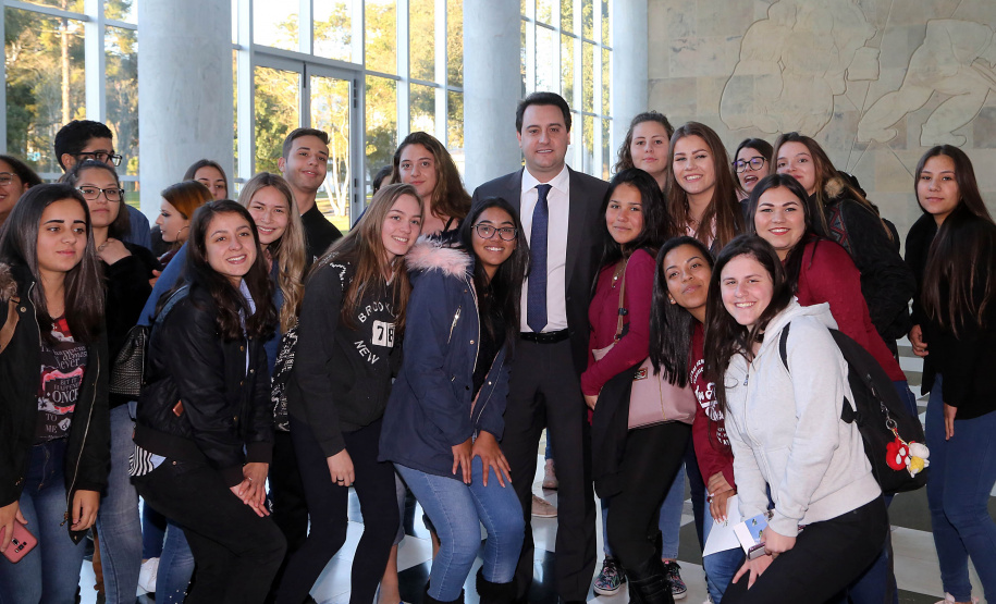 O governador Carlos Massa Ratinho Junior e o chefe da Casa Civil, Guto Silva, lançaram nesta quarta-feira (14), no Palácio Iguaçu, o programa Descomplica, iniciativa de caráter permanente do Governo do Estado para simplificar e desburocratizar a vida dos empreendedores.
