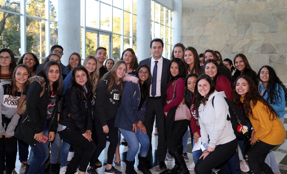 O governador Carlos Massa Ratinho Junior e o chefe da Casa Civil, Guto Silva, lançaram nesta quarta-feira (14), no Palácio Iguaçu, o programa Descomplica, iniciativa de caráter permanente do Governo do Estado para simplificar e desburocratizar a vida dos empreendedores.