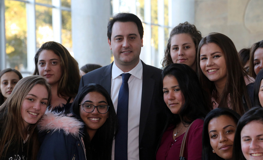 O governador Carlos Massa Ratinho Junior e o chefe da Casa Civil, Guto Silva, lançaram nesta quarta-feira (14), no Palácio Iguaçu, o programa Descomplica, iniciativa de caráter permanente do Governo do Estado para simplificar e desburocratizar a vida dos empreendedores.