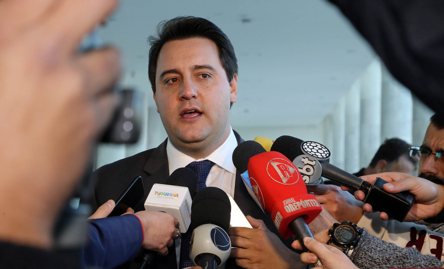 O governador Carlos Massa Ratinho Junior e o chefe da Casa Civil, Guto Silva, lançaram nesta quarta-feira (14), no Palácio Iguaçu, o programa Descomplica, iniciativa de caráter permanente do Governo do Estado para simplificar e desburocratizar a vida dos empreendedores.