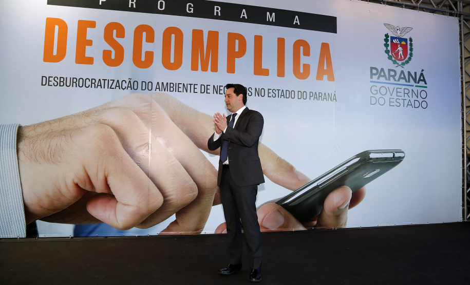O governador Carlos Massa Ratinho Junior e o chefe da Casa Civil, Guto Silva, lançaram nesta quarta-feira (14), no Palácio Iguaçu, o programa Descomplica, iniciativa de caráter permanente do Governo do Estado para simplificar e desburocratizar a vida dos empreendedores.
