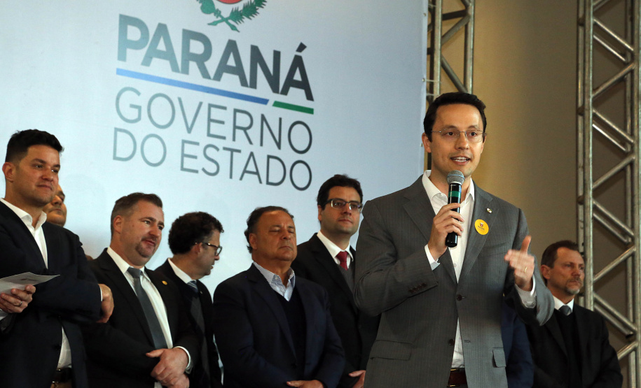 O governador Carlos Massa Ratinho Junior e o chefe da Casa Civil, Guto Silva, lançaram nesta quarta-feira (14), no Palácio Iguaçu, o programa Descomplica, iniciativa de caráter permanente do Governo do Estado para simplificar e desburocratizar a vida dos empreendedores.