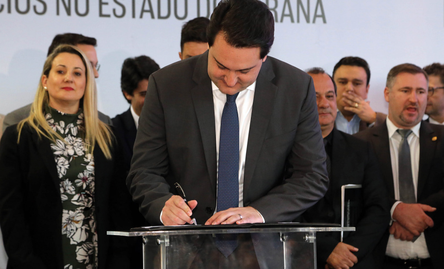 O governador Carlos Massa Ratinho Junior e o chefe da Casa Civil, Guto Silva, lançaram nesta quarta-feira (14), no Palácio Iguaçu, o programa Descomplica, iniciativa de caráter permanente do Governo do Estado para simplificar e desburocratizar a vida dos empreendedores.