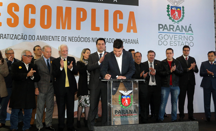 O governador Carlos Massa Ratinho Junior e o chefe da Casa Civil, Guto Silva, lançaram nesta quarta-feira (14), no Palácio Iguaçu, o programa Descomplica, iniciativa de caráter permanente do Governo do Estado para simplificar e desburocratizar a vida dos empreendedores.