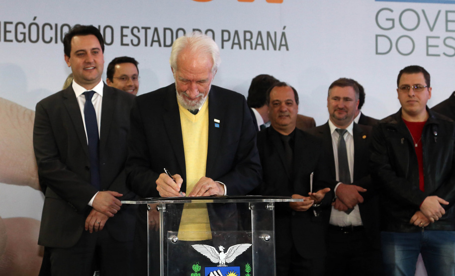 O governador Carlos Massa Ratinho Junior e o chefe da Casa Civil, Guto Silva, lançaram nesta quarta-feira (14), no Palácio Iguaçu, o programa Descomplica, iniciativa de caráter permanente do Governo do Estado para simplificar e desburocratizar a vida dos empreendedores.