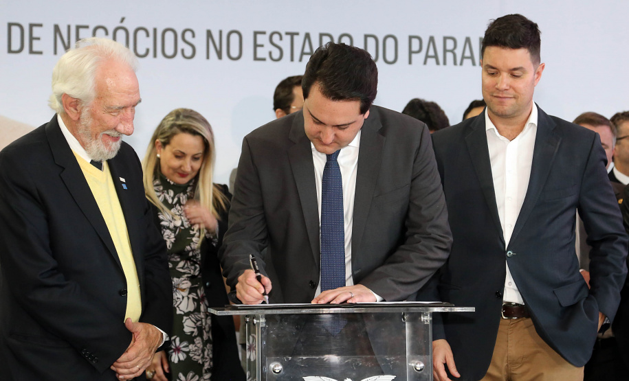 O governador Carlos Massa Ratinho Junior e o chefe da Casa Civil, Guto Silva, lançaram nesta quarta-feira (14), no Palácio Iguaçu, o programa Descomplica, iniciativa de caráter permanente do Governo do Estado para simplificar e desburocratizar a vida dos empreendedores.